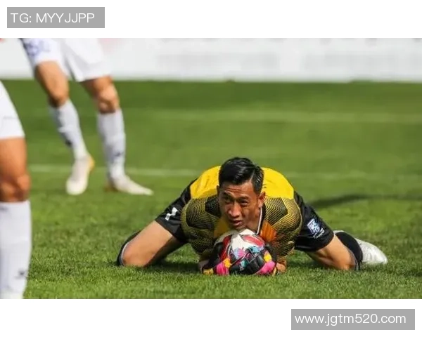 南京篮球队以54分领跑大师赛积分榜展现强劲实力和团队合作精神